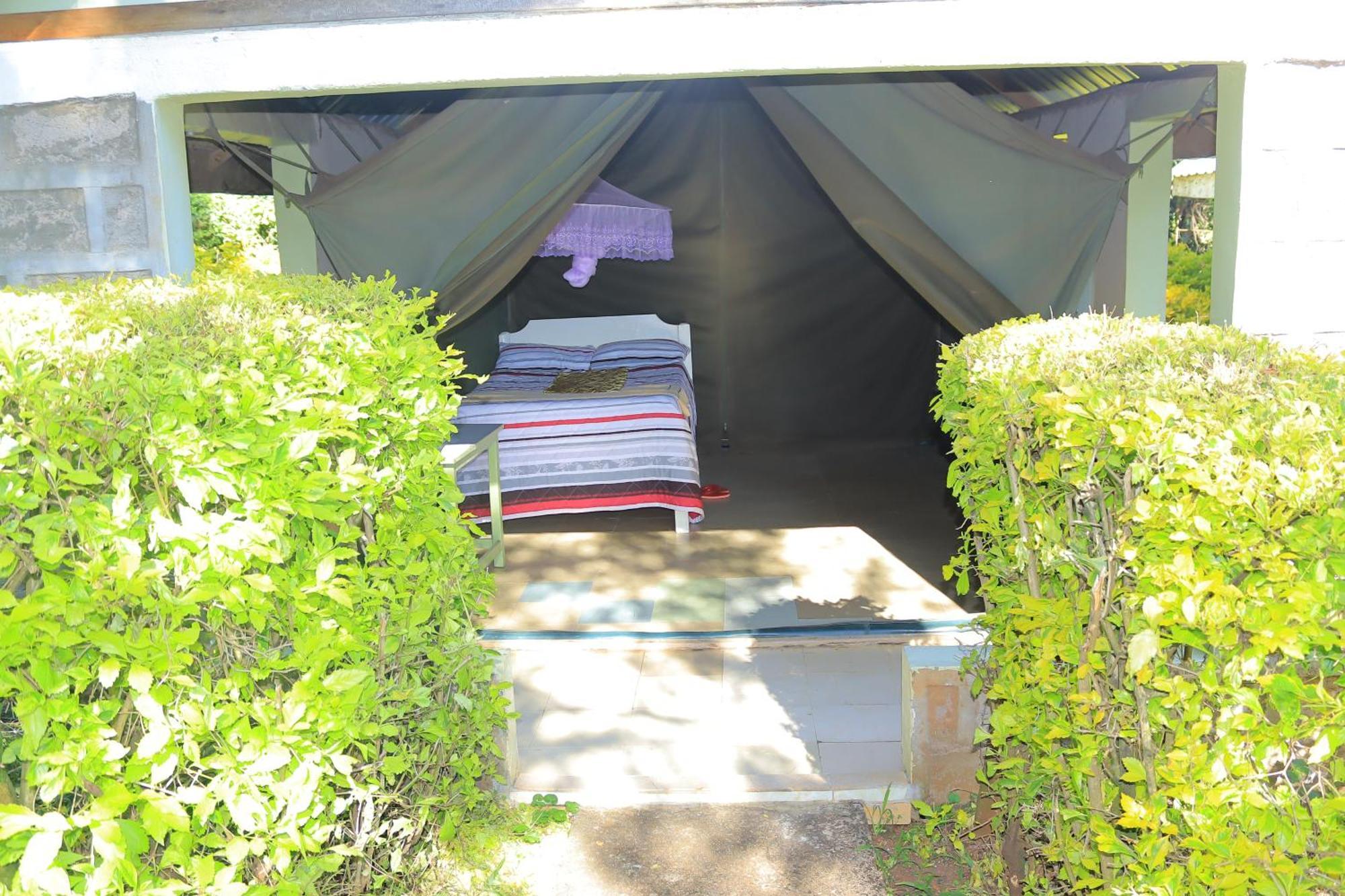 Rhino Tourist Camp Hotel Ololaimutiek Kültér fotó